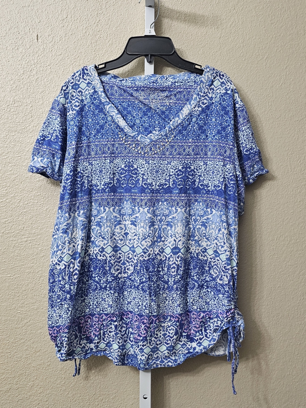 A Gloria Vanderbilt V-neck printed top